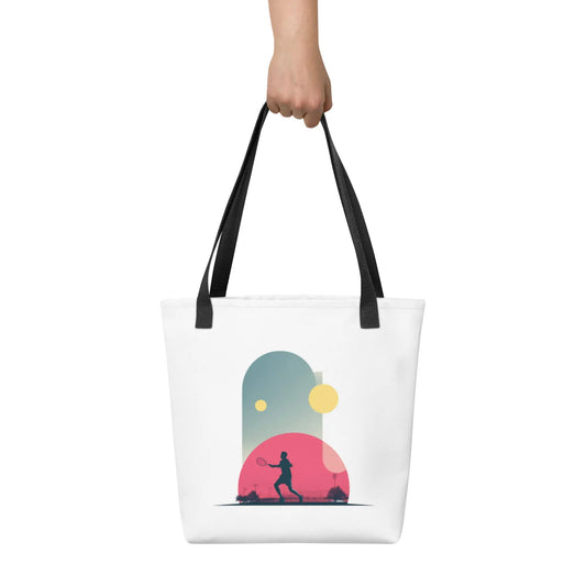 Tote-bag Smash Chromatique avec illustration colorée d’un joueur de tennis en action, mélange de rose vif, bleu et jaune lumineux, style graphique dynamique, sur fond évoquant un court en plein air. Le tote-bag est tenu d'une main.
