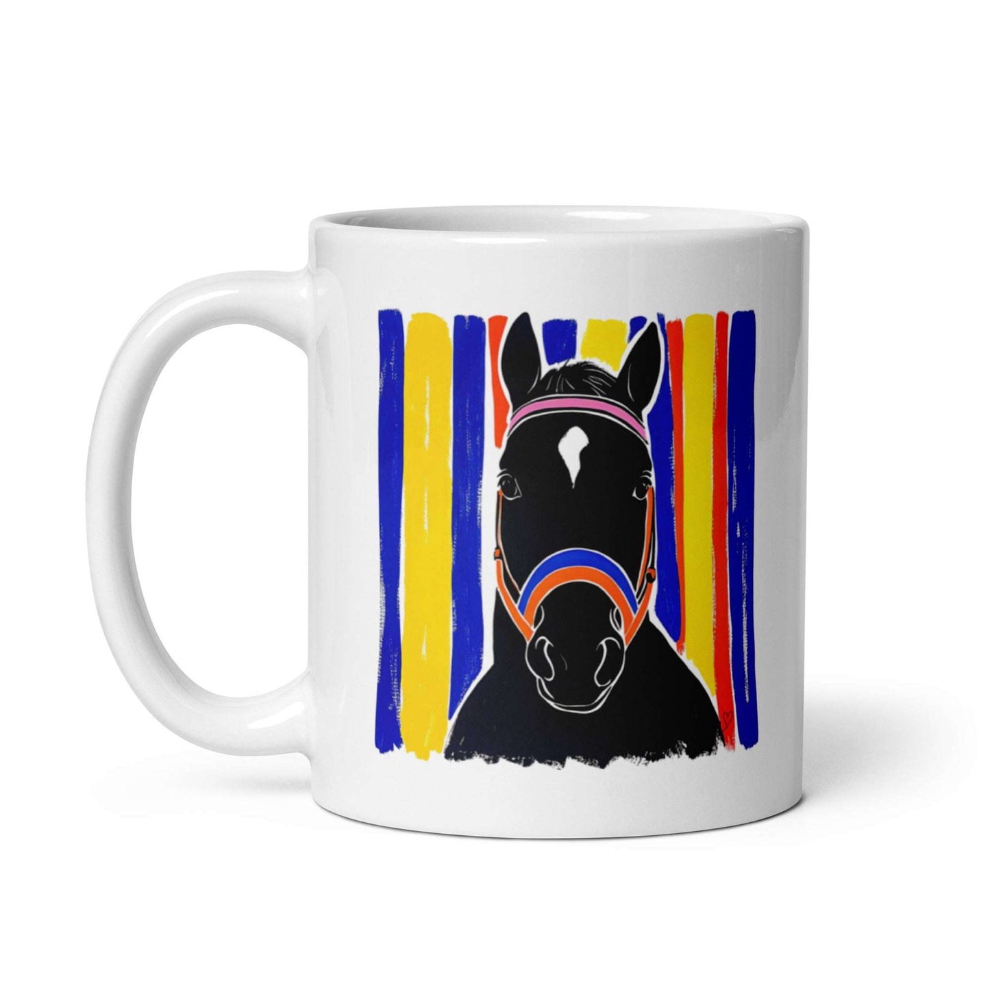Mug Charlie 11oz en céramique brillante avec illustration stylisée d’un cheval noir sur fond rayé bleu, jaune, rouge et orange, flamme blanche en V et licou rose et bleu, design contemporain, petit cœur Idée Passion, idéal pour cavaliers et passionnés de chevaux