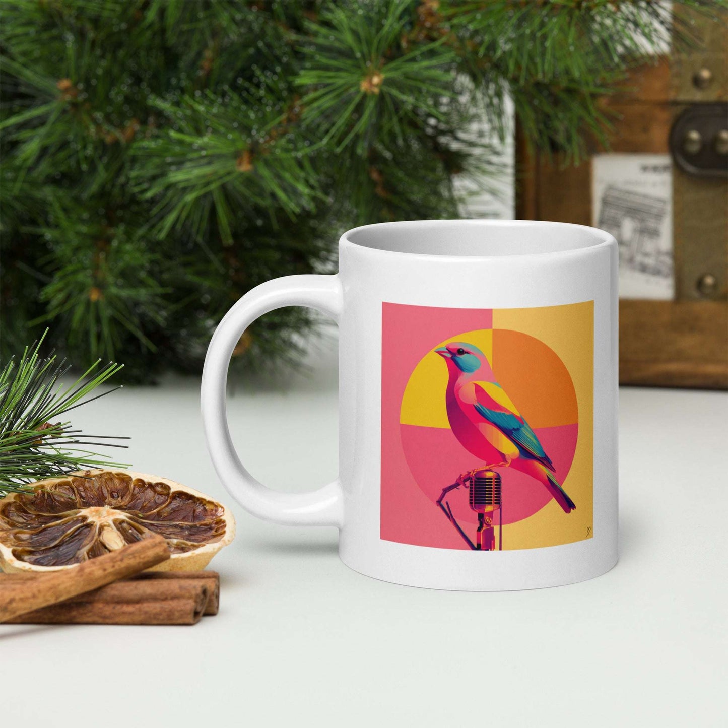 Mug “Dalila” Idée Passion – oiseau coloré perché sur microphone vintage dans un style pop art vibrant, symbole de musique et de créativité.
