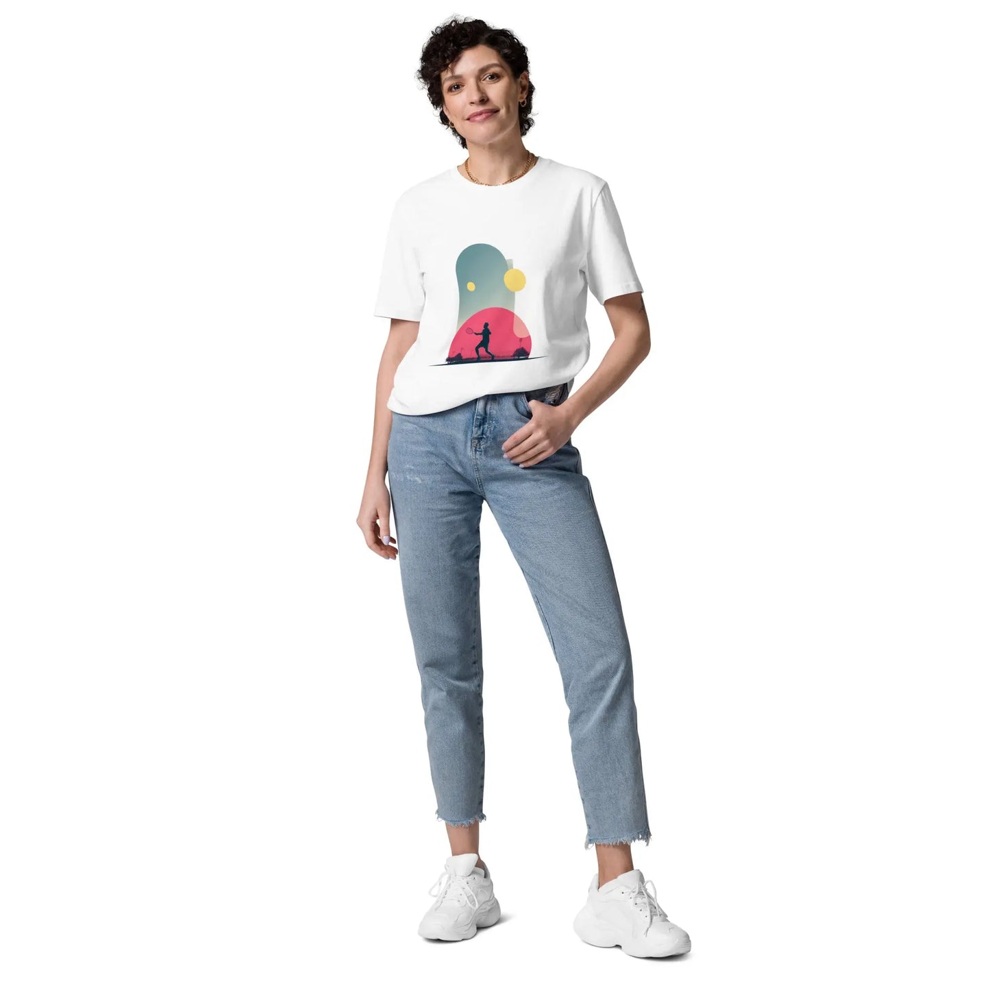 T-shirt artistique "Smash Chromatique" en coton bio, inspiré par l’énergie du tennis et les couleurs éclatantes de l’aube sur le court.