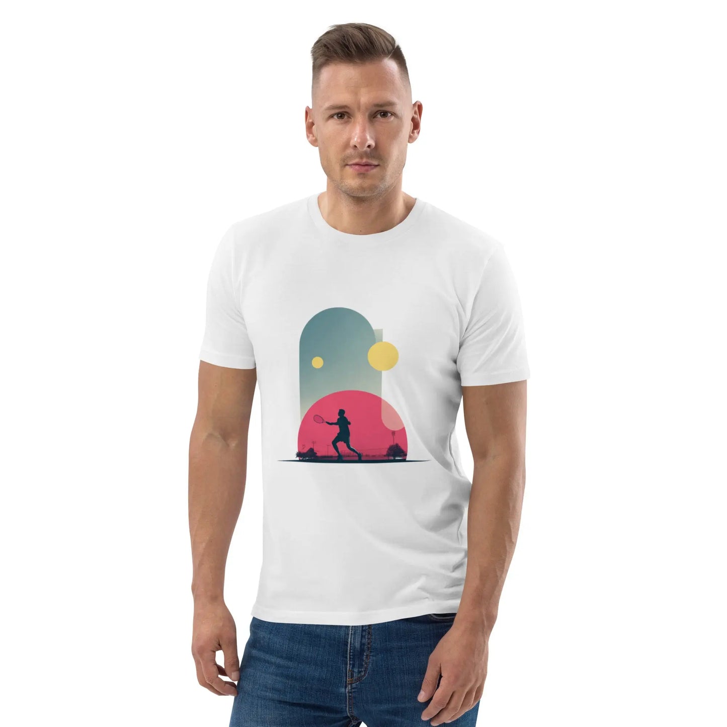 T-shirt adulte en coton bio "Smash Chromatique" avec motif coloré d’un joueur de tennis en pleine action, mélange de rose, bleu et jaune, style graphique dynamique.