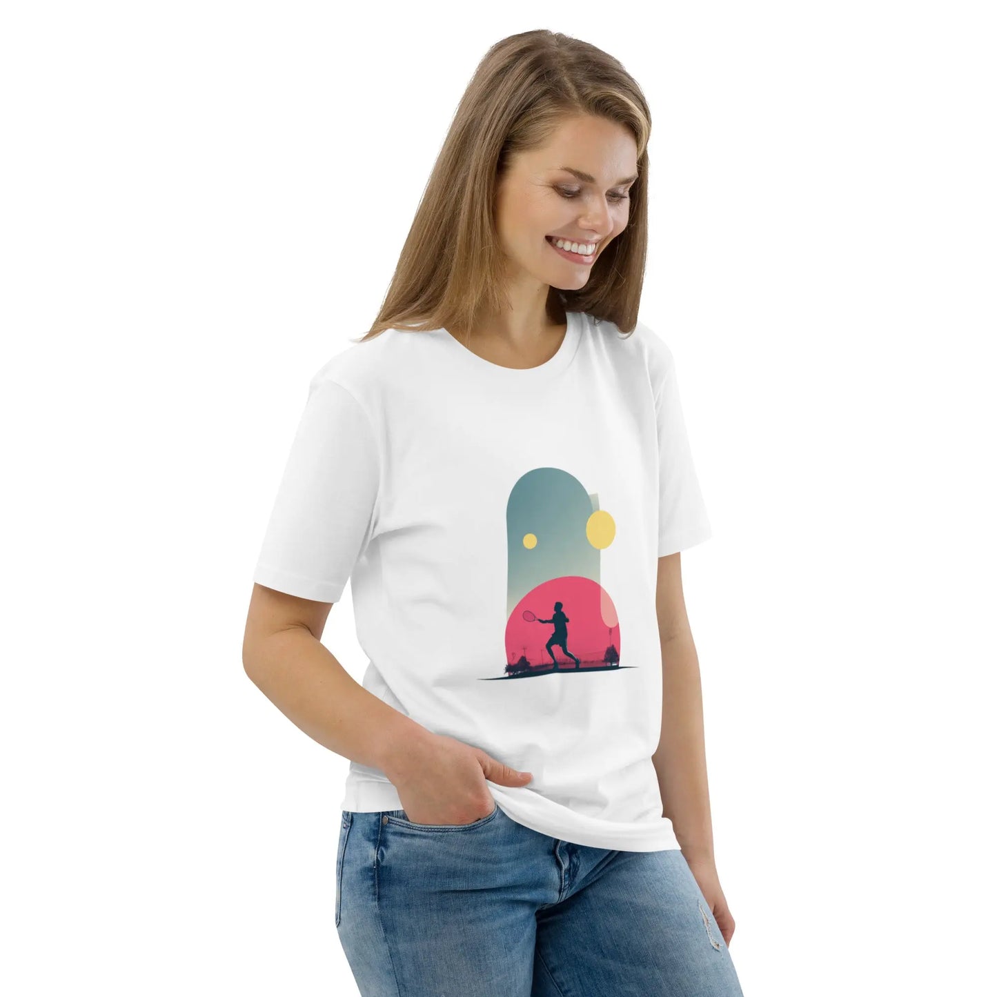 T-shirt adulte blanc en coton bio "Smash Chromatique" avec illustration d’un joueur de tennis en action, couleurs vives rose, bleu et jaune, style graphique dynamique évoquant mouvement et fluidité. Vue de 3/4.