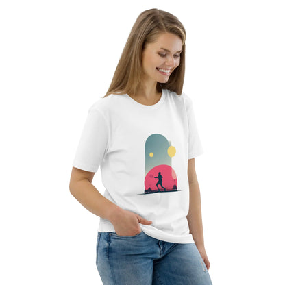 T-shirt adulte blanc en coton bio "Smash Chromatique" avec illustration d’un joueur de tennis en action, couleurs vives rose, bleu et jaune, style graphique dynamique évoquant mouvement et fluidité. Vue de 3/4.