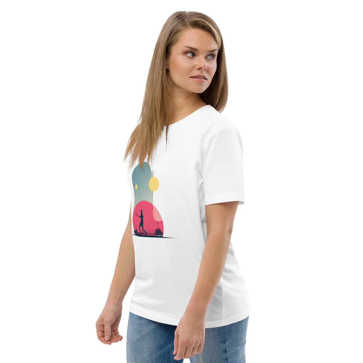 T-shirt adulte blanc en coton bio "Smash Chromatique" avec illustration d’un joueur de tennis en action, couleurs vives rose, bleu et jaune, style graphique dynamique évoquant mouvement et fluidité. Portée par une femme , vue de 3/4