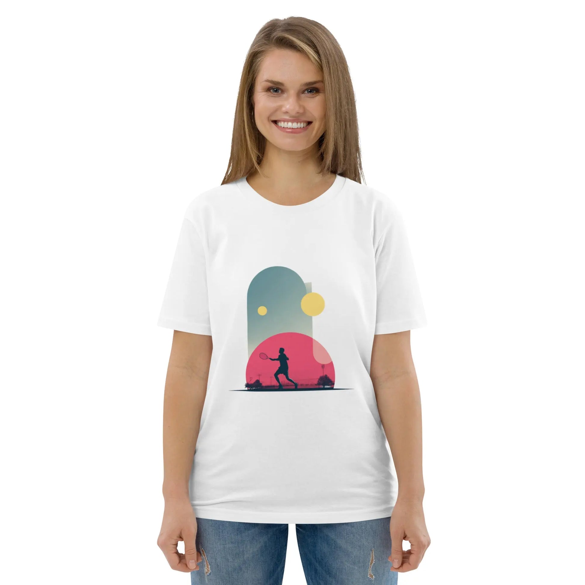 T-shirt adulte blanc en coton bio "Smash Chromatique" avec illustration d’un joueur de tennis en action, couleurs vives rose, bleu et jaune, style graphique dynamique évoquant mouvement et fluidité. Vue de face, T-shirt porté par une femme.