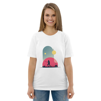 T-shirt adulte blanc en coton bio "Smash Chromatique" avec illustration d’un joueur de tennis en action, couleurs vives rose, bleu et jaune, style graphique dynamique évoquant mouvement et fluidité. Vue de face, T-shirt porté par une femme.