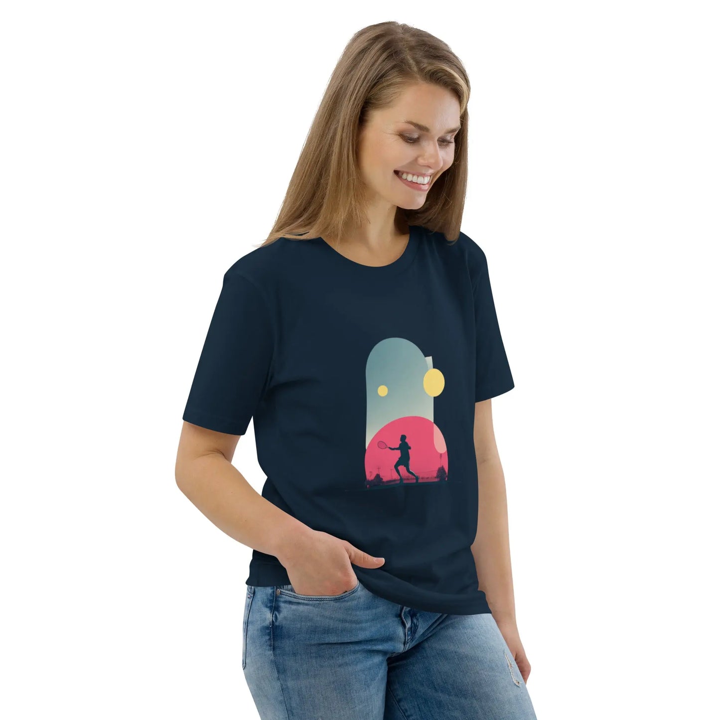 T-shirt adulte bleu marine en coton bio "Smash Chromatique" avec illustration d’un joueur de tennis en action, couleurs vives rose, bleu et jaune, style graphique dynamique évoquant mouvement et fluidité. Vue de 3/4. Une femme porte le t-shirt et met sa main droite dans la poche de son jean.