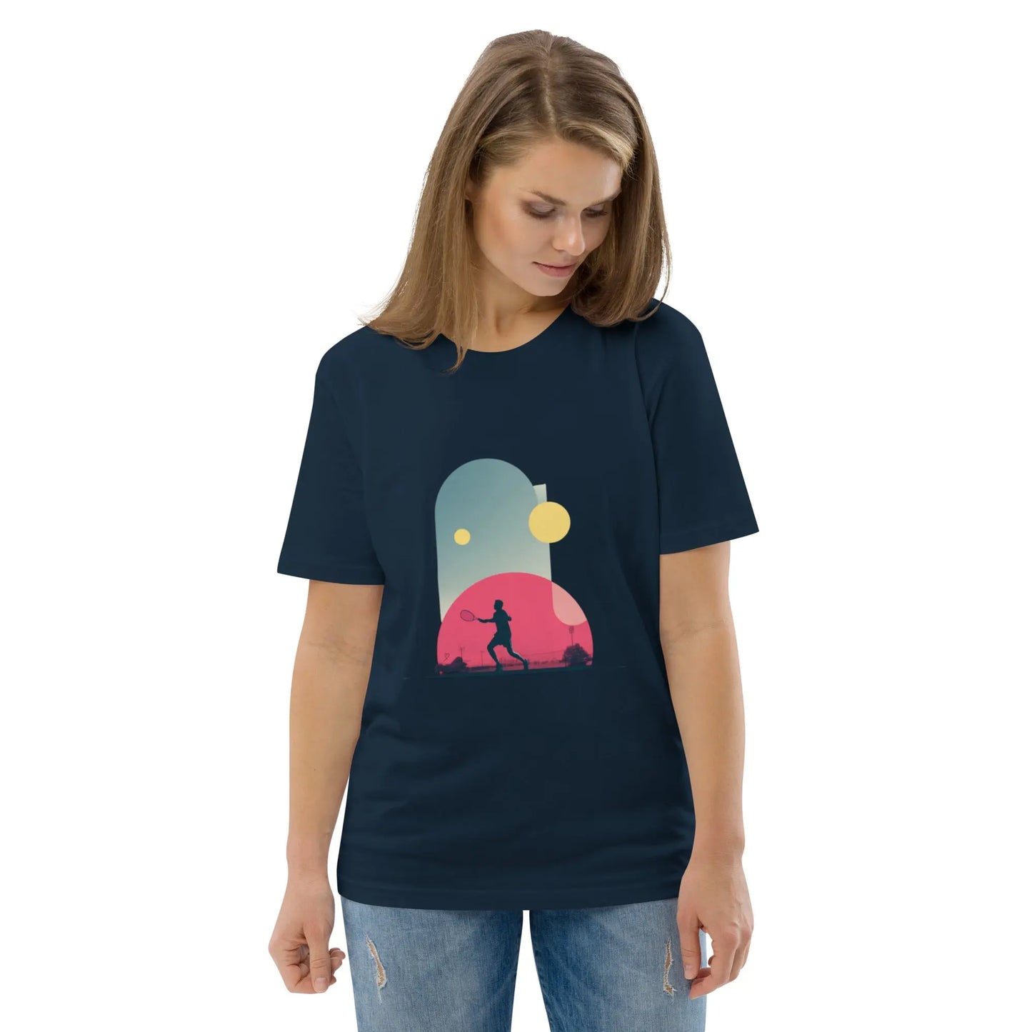 T-shirt adulte bleu marine en coton bio "Smash Chromatique" avec illustration d’un joueur de tennis en action, couleurs vives rose, bleu et jaune, style graphique dynamique évoquant mouvement et fluidité. Vue de face.