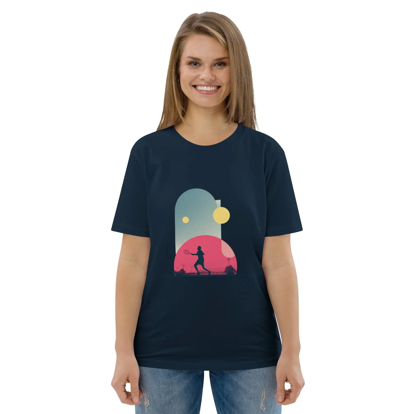T-shirt adulte bleu marine en coton bio "Smash Chromatique" avec illustration d’un joueur de tennis en action, couleurs vives rose, bleu et jaune, style graphique dynamique évoquant mouvement et fluidité. Vue de face.