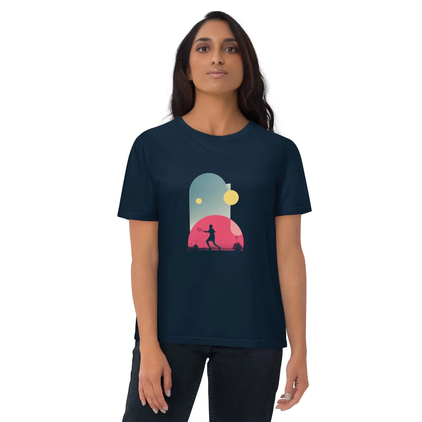 T-shirt adulte "Smash Chromatique" bleu marine en coton bio, avec illustration graphique d’un joueur de tennis en action, dans des tons vifs rose, bleu et jaune.