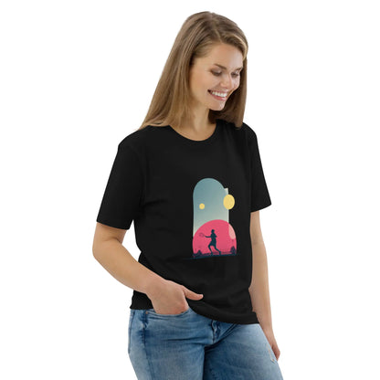 T-shirt adulte "Smash Chromatique" en coton bio avec illustration graphique d’un joueur de tennis en action, couleurs vives rose, bleu et jaune, parfait pour amateurs de tennis et de design.