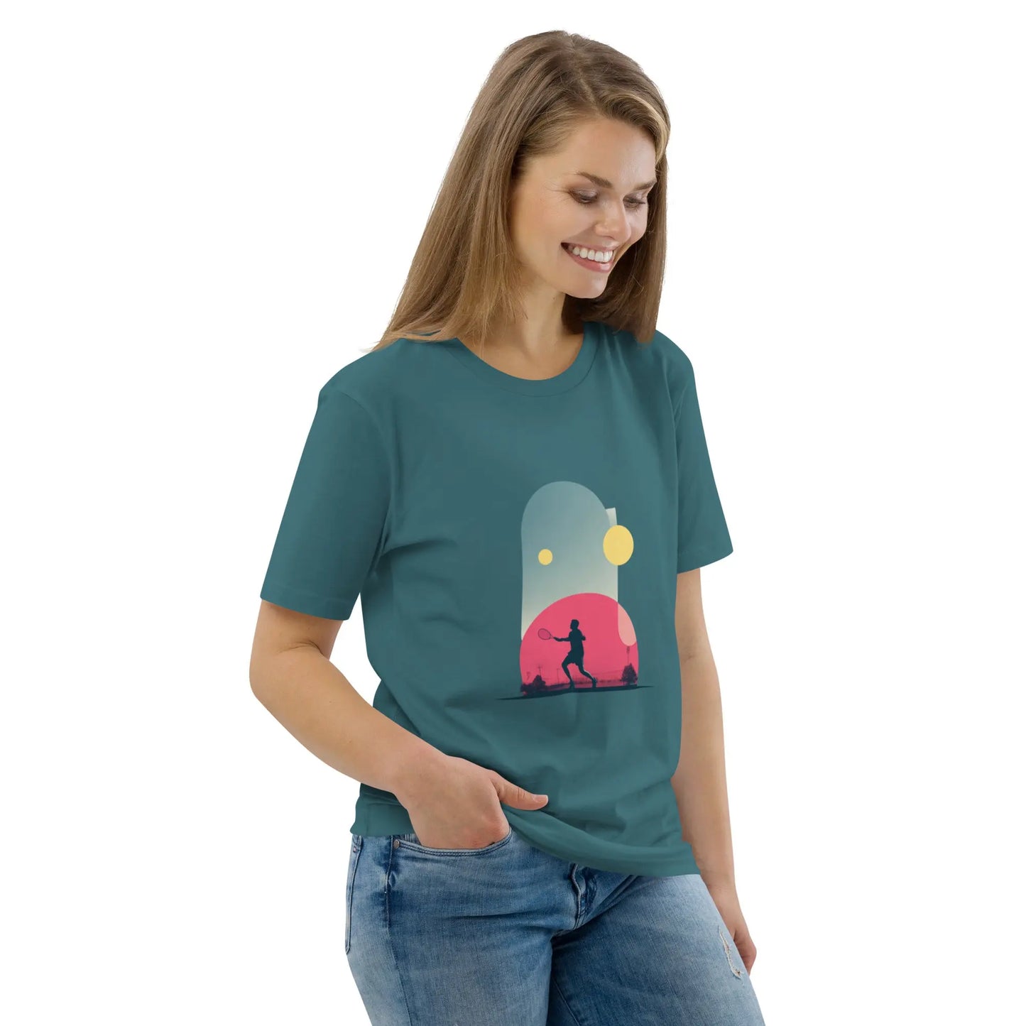 T-shirt adulte vert-bleu en coton bio "Smash Chromatique" avec illustration d’un joueur de tennis en action, couleurs vives rose, bleu et jaune, style graphique dynamique évoquant mouvement et fluidité. T-shirt porté par une femme qui met une main dans la poche de son jean. Vue de 3/4.
