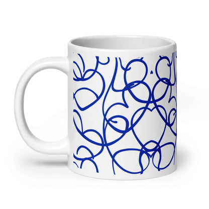 Mug "Bleu Passion" 11 oz, vue côté, illustration abstraite bleu avec lignes et cœurs flottants, passionnés d’art.