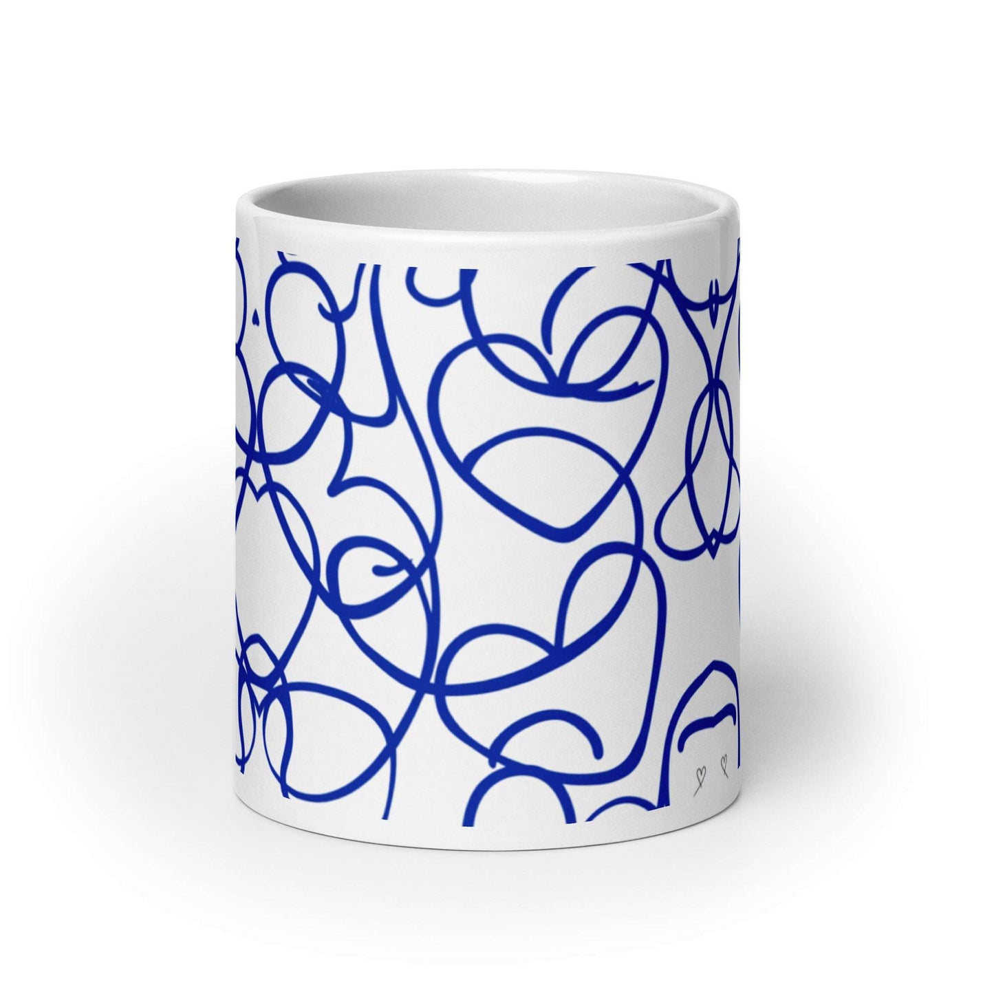 Mug "Bleu Passion" 20oz, vue de face, design abstrait bleu avec lignes entrelacées et cœurs stylisés, idéal pour passionnés d’art.