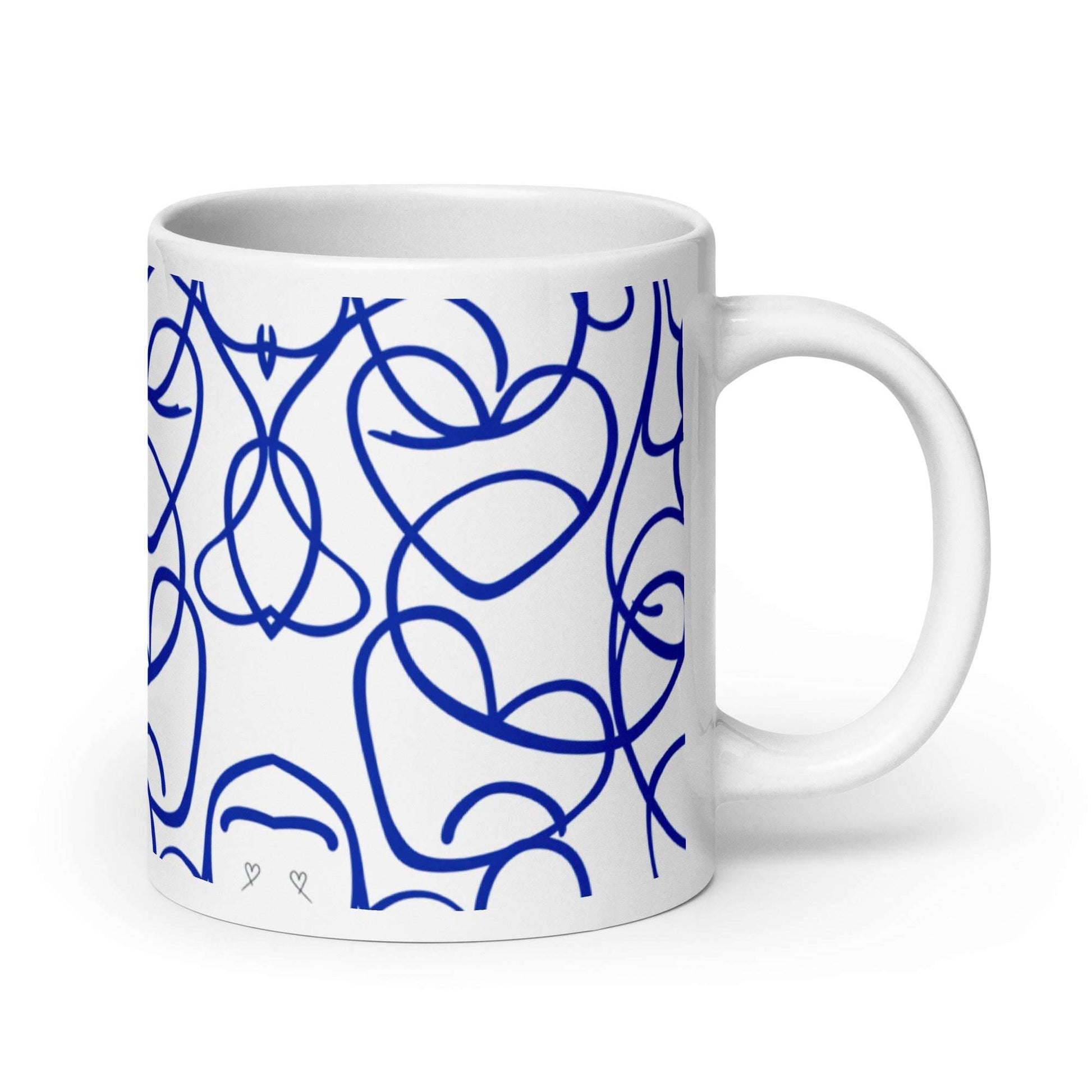 Mug "Bleu Passion" 20oz, motif abstrait bleu coeurs et contemporain, idéal pour amateurs de design et d’art moderne.