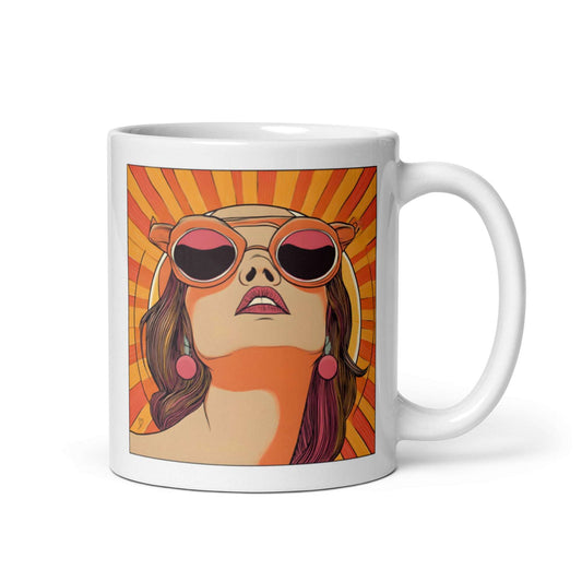 Mug "Mrs Sunshine" signé Idée Passion – illustration rétro vibrante d’une femme élégante aux grandes lunettes rondes, couleurs chaudes orange, rose et jaune, idéal pour passionnés d’art, de design et de culture vintage.