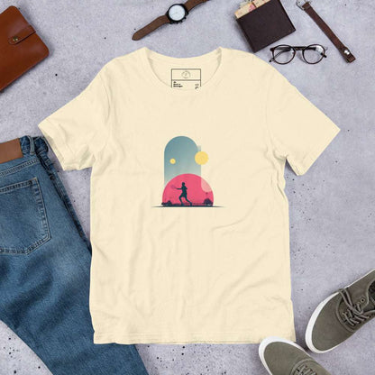 T-shirt unisexe beige "Smash Chromatique", illustration numérique d'un joueur de tennis, explosion de couleurs vives rose, bleu et jaune. Idéal comme cadeau pour un amateur de tennis.