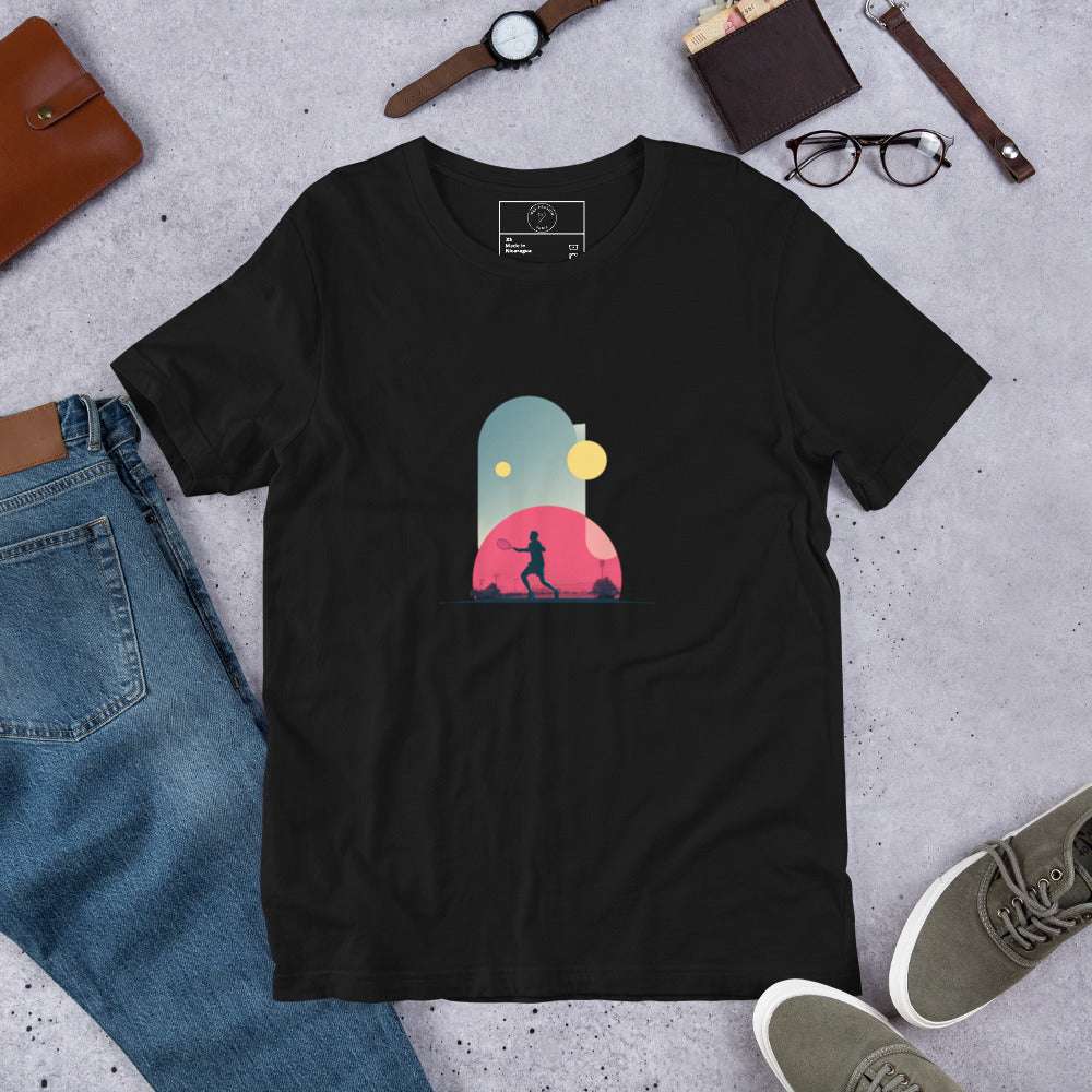 T-shirt unisexe noir "Smash Chromatique", illustration artistique d'un joueur de tennis en action avec couleurs rose, bleu et jaune. Idéal comme cadeau pour joueur de tennis.