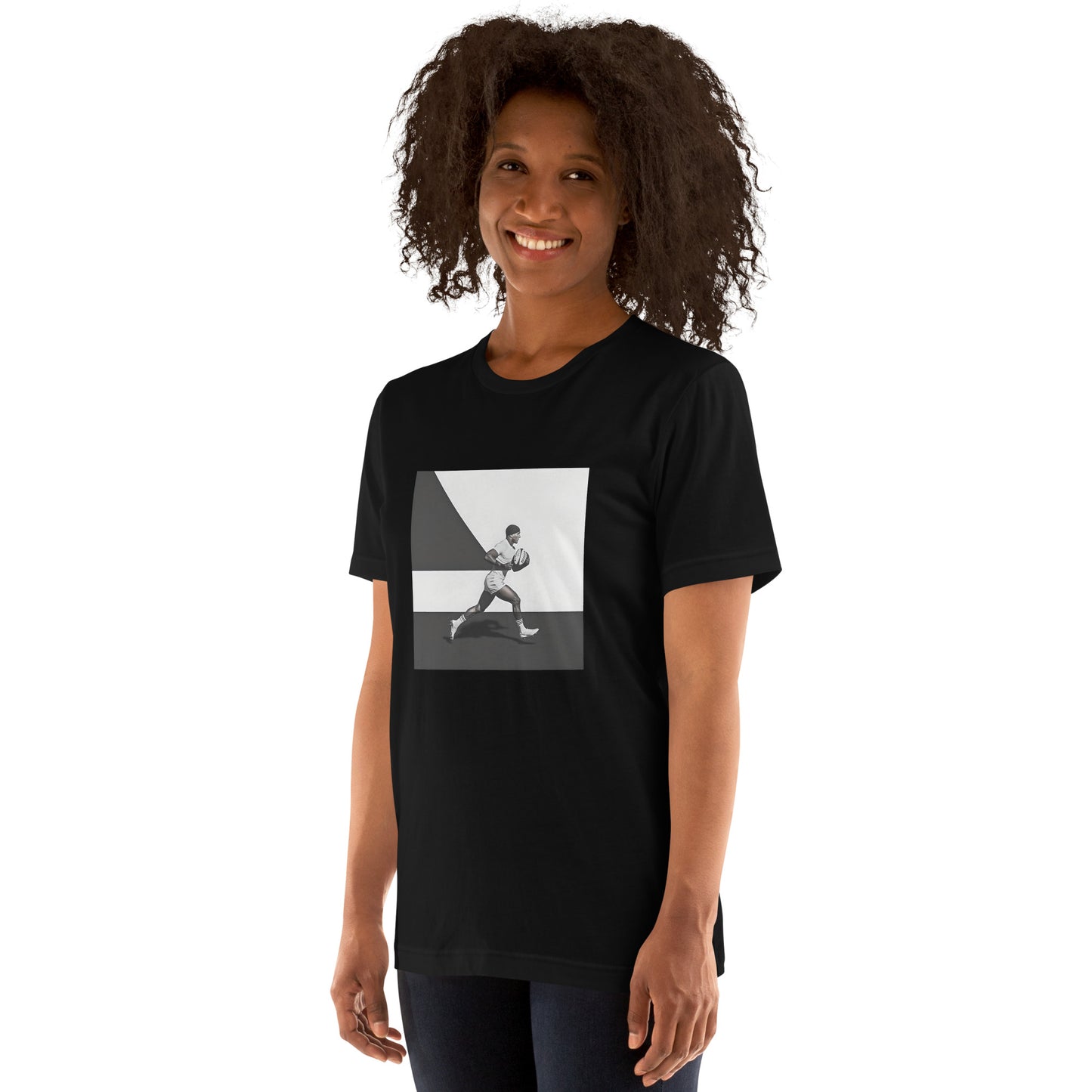 T-shirt rugby design noir porté par une femme