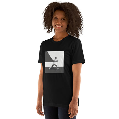 T-shirt rugby design noir porté par une femme