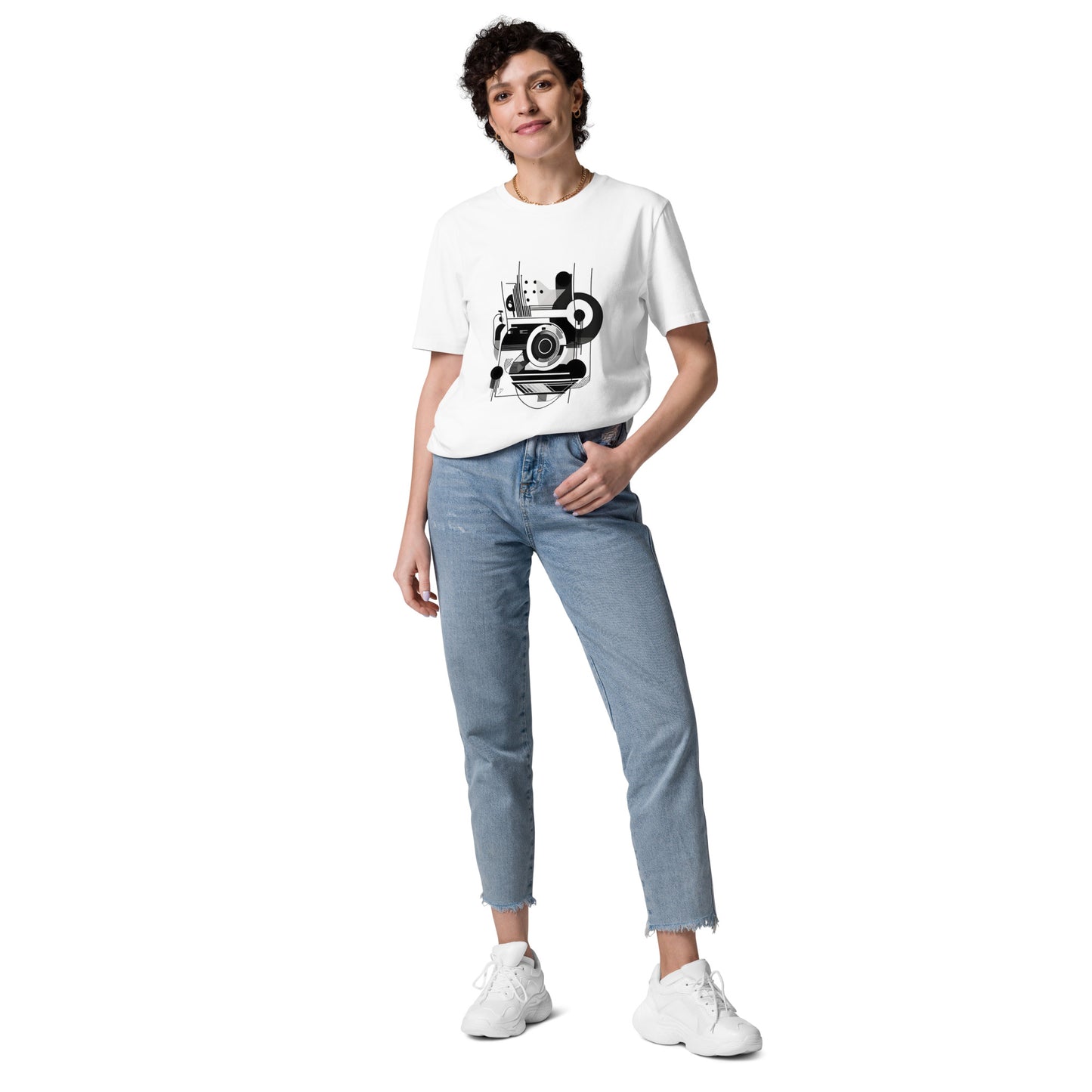 T-shirt bio unisexe “Musique Bauhaus” porté par une femme avec illustration géométrique moderne abstraite noir et blanc