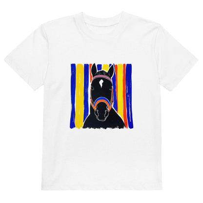 T-shirt enfant Charlie en coton bio posé à plat, illustration stylisée d’un cheval noir sur fond rayé bleu, jaune, rouge et orange, design moderne et artistique signé Idée Passion avec petit cœur, confortable et doux pour la peau, idéal pour jeunes passionnées de chevaux et équitation