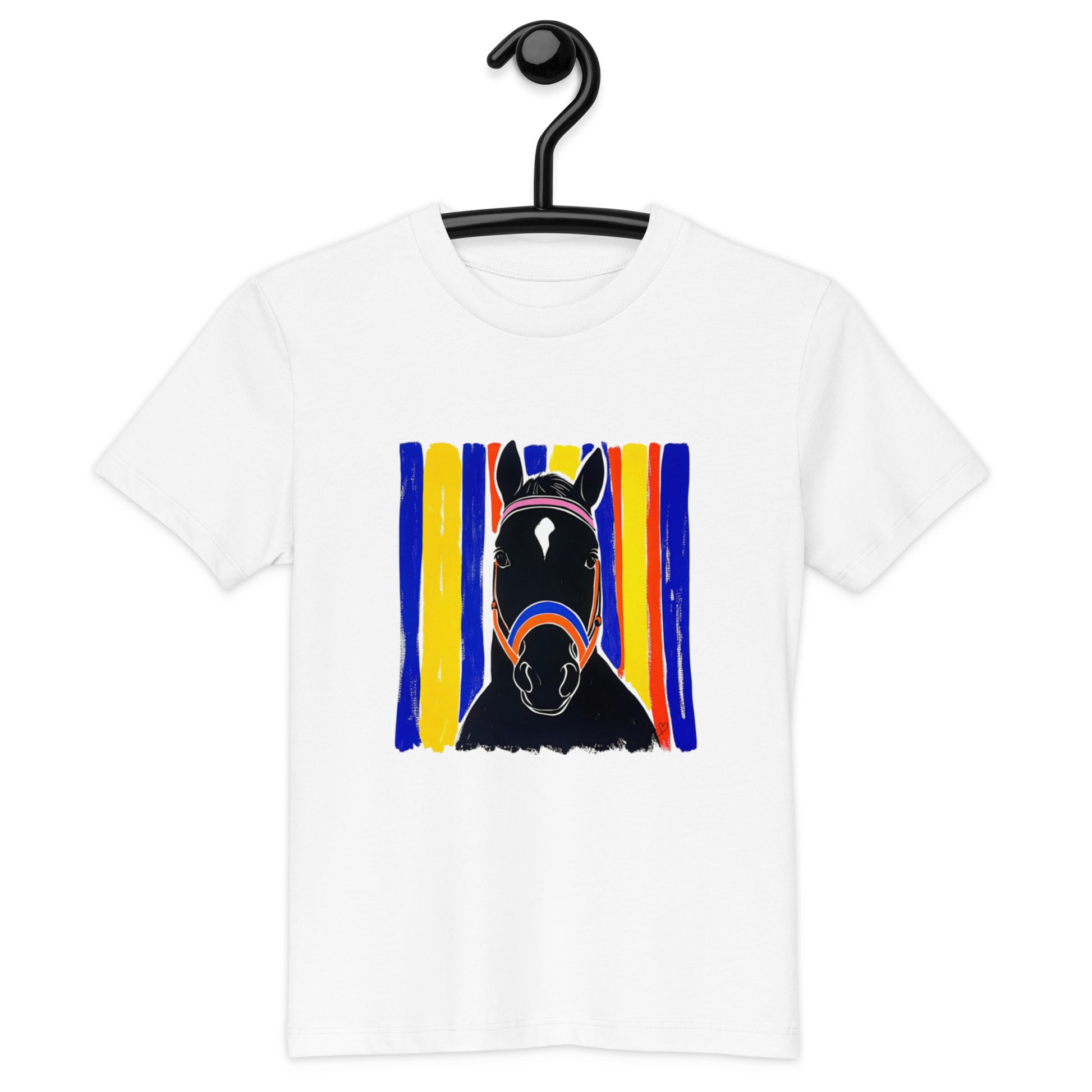 T-shirt enfant Charlie en coton bio, présenté sur ceintre, avec illustration stylisée d’un cheval noir sur fond rayé bleu, jaune, rouge et orange, design moderne signé Idée Passion avec petit cœur, confortable et doux pour la peau, idéal pour jeunes passionnées de chevaux et équitation