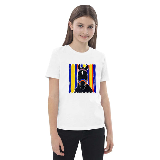 T-shirt enfant fille Charlie en coton bio vue 3/4, illustration stylisée d’un cheval noir sur fond vibrant de rayures bleu, jaune, rouge et orange, design moderne signé Idée Passion avec petit cœur, confortable et doux, idéal pour jeunes passionnées d’équitation