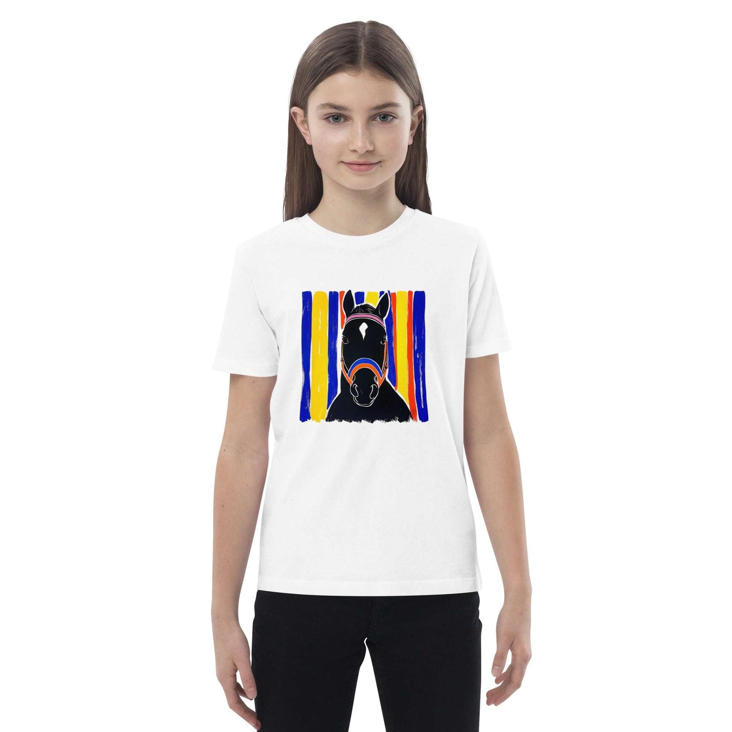 T-shirt enfant fille Charlie en coton bio vue de face, illustration originale d’un cheval noir stylisé sur fond vibrant de rayures bleu, jaune, rouge et orange, design moderne signé Idée Passion avec petit cœur, doux et confortable, idéal pour jeunes passionnées de chevaux