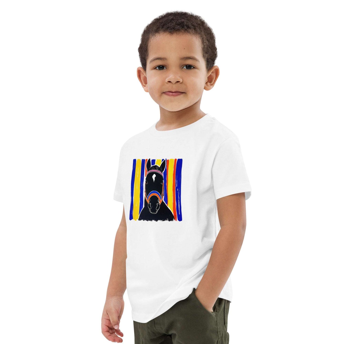 T-shirt enfant garçon Charlie en coton bio vue 3/4, illustration cheval noir stylisé sur fond coloré rayé bleu, jaune, rouge et orange, design contemporain signé Idée Passion avec petit cœur, confortable et respirant pour jeunes cavaliers