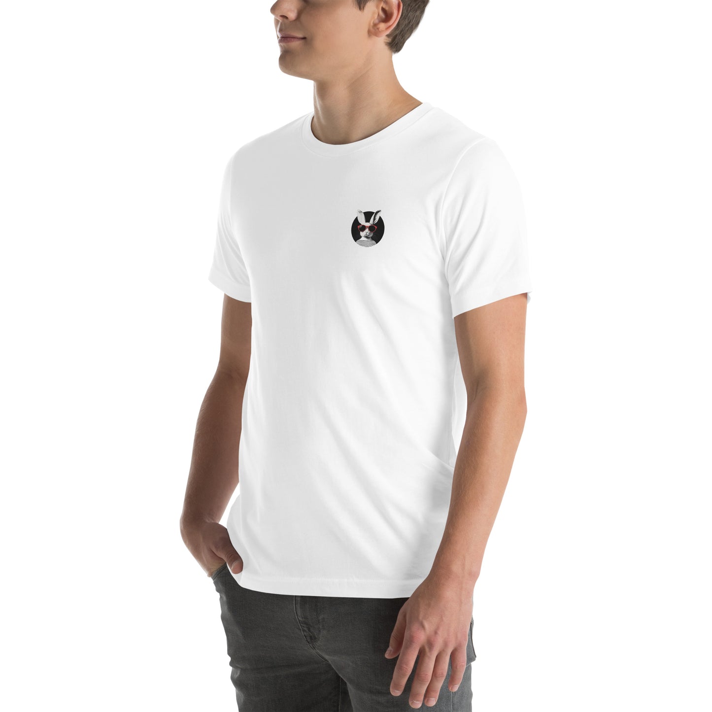 Lapin anthropomorphisé streetwear rouge sur t-shirt